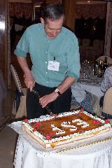  Bob Thomas cuts cake