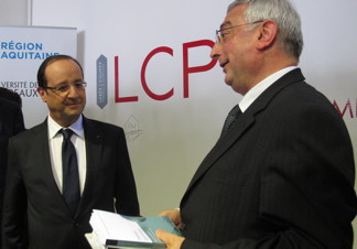 Georges presents the book to M. Hollande.